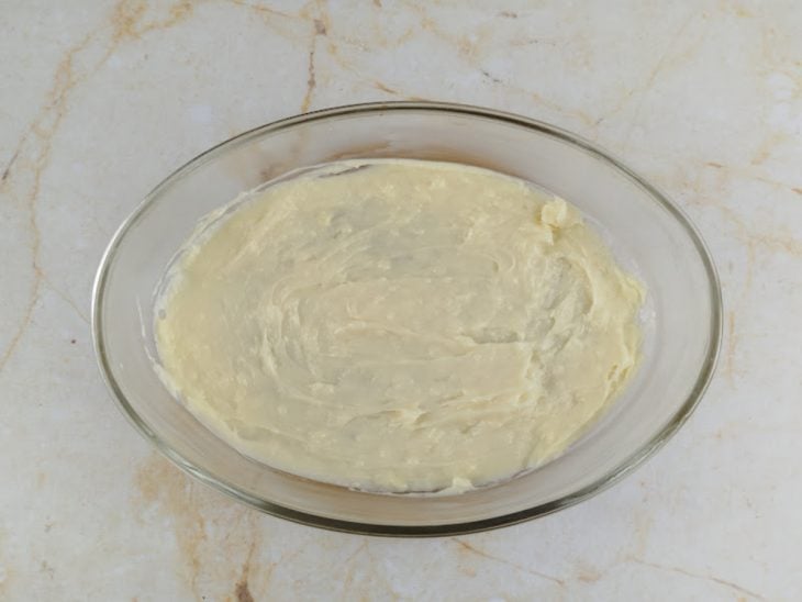No refratário, uma camada do creme branco.