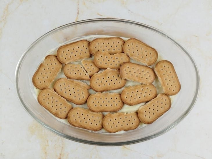 Camada de biscoitos no refratário.