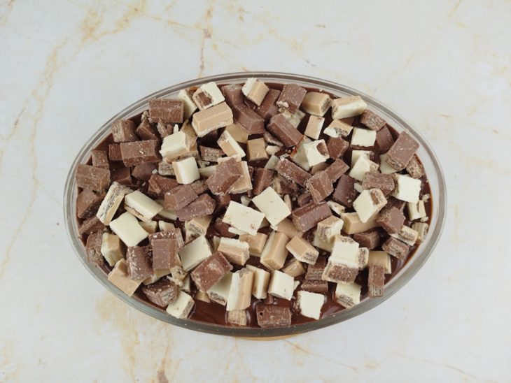 Pavê finalizado com camada de ganache e kit kats picados.