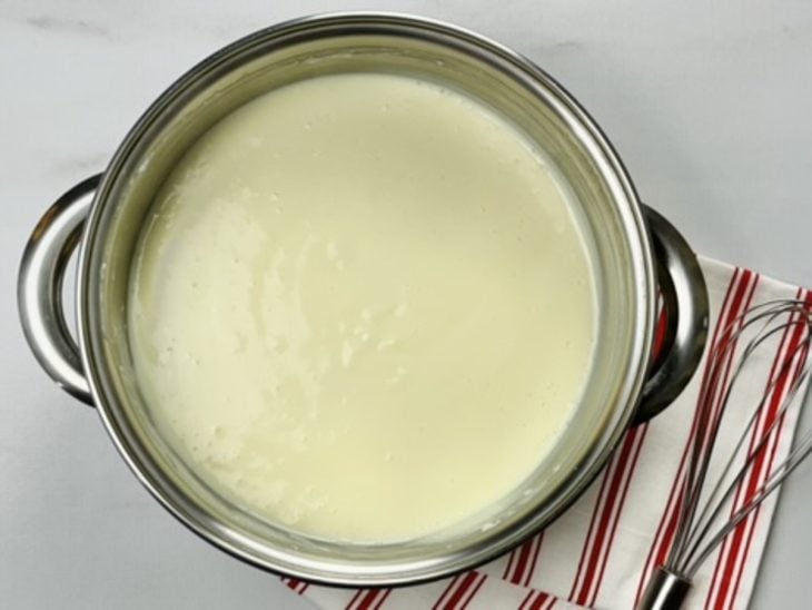 Uma panela com o creme ao ponto.