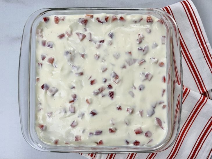 Uma travessa com camadas de bolachas e creme com morango.