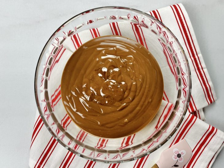Uma tigela com a mistura de chocolate derretido e creme de leite.
