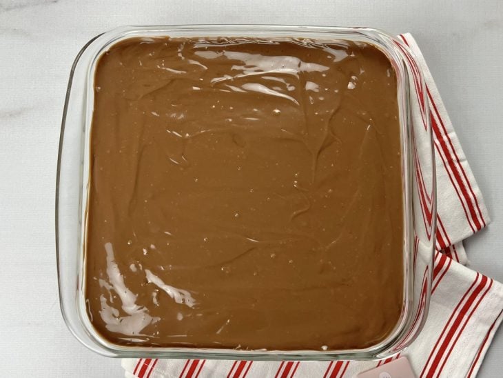 Uma travessa com o pavê montado e pronto para gelar.