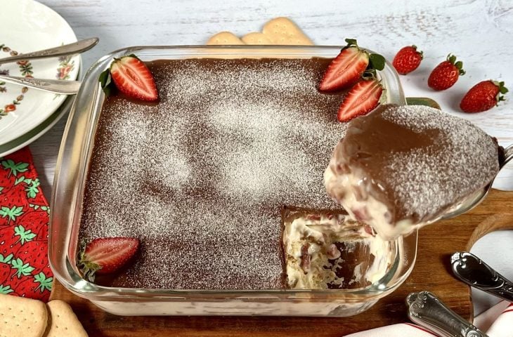 Pavê de leite Ninho com chocolate e morango