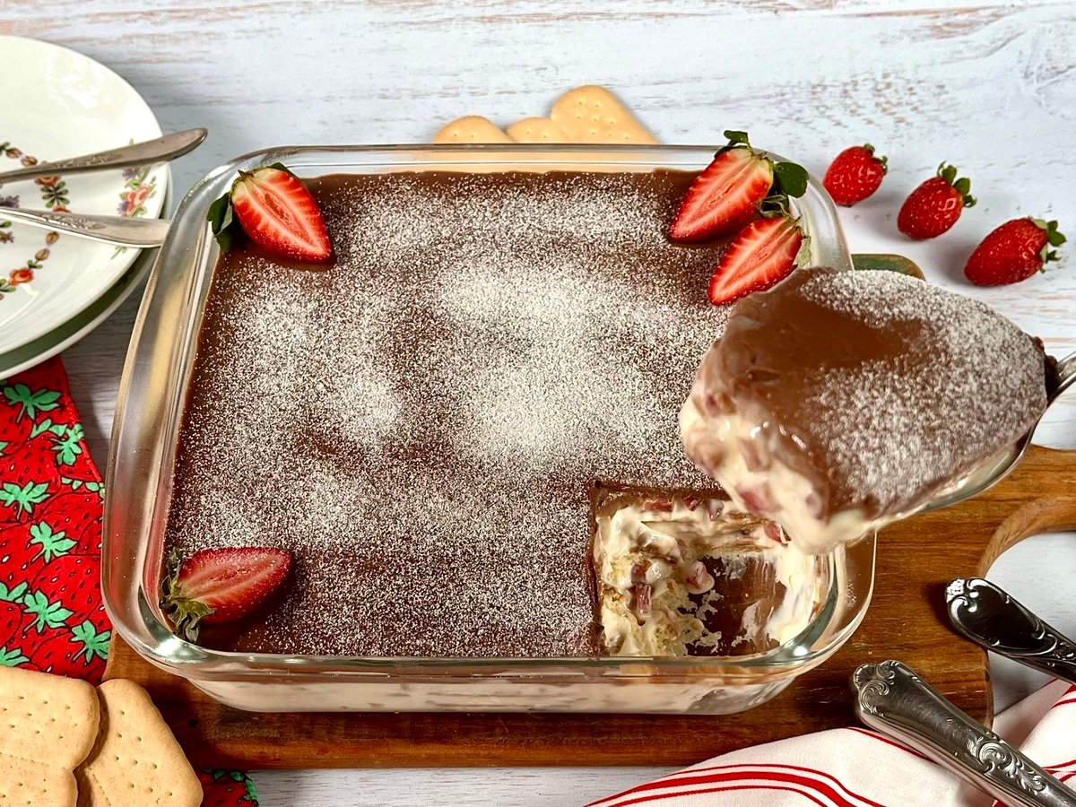 Pavê de leite Ninho com chocolate e morango