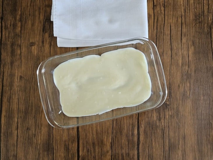 Um refratário forrado com creme branco.