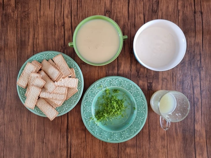 Uma bancada com os ingredientes da receita separados em potes.