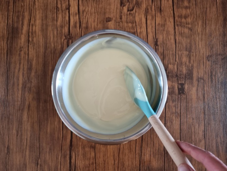 Um bowl com um creme de limão.