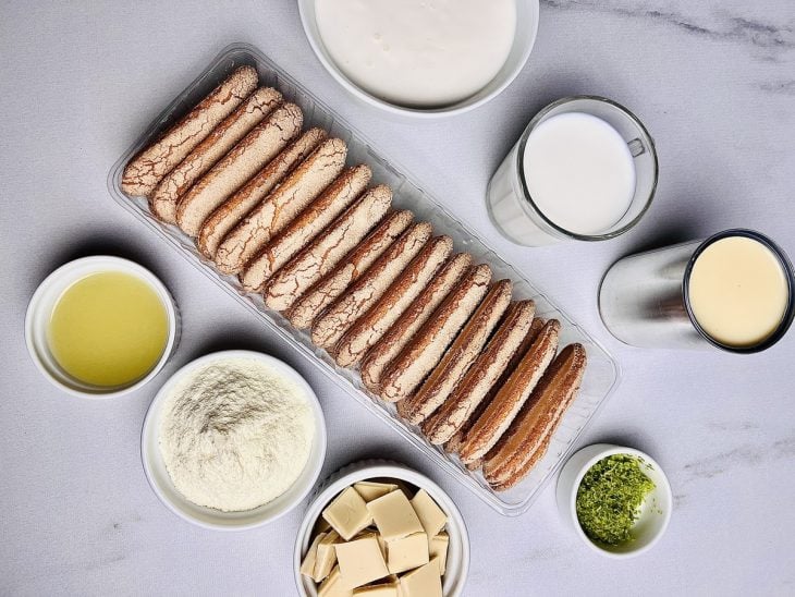 Ingredientes para o preparo da receita reunidos em uma bancada.