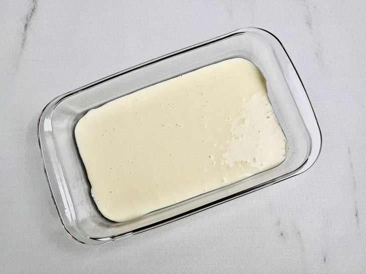 Parte do creme despejado no refratário.