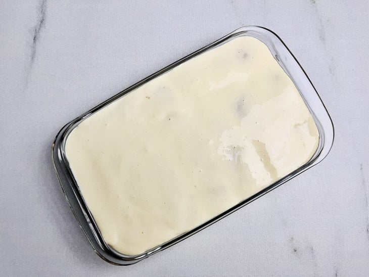 Bolachas cobertas pelo restante do creme no refratário.