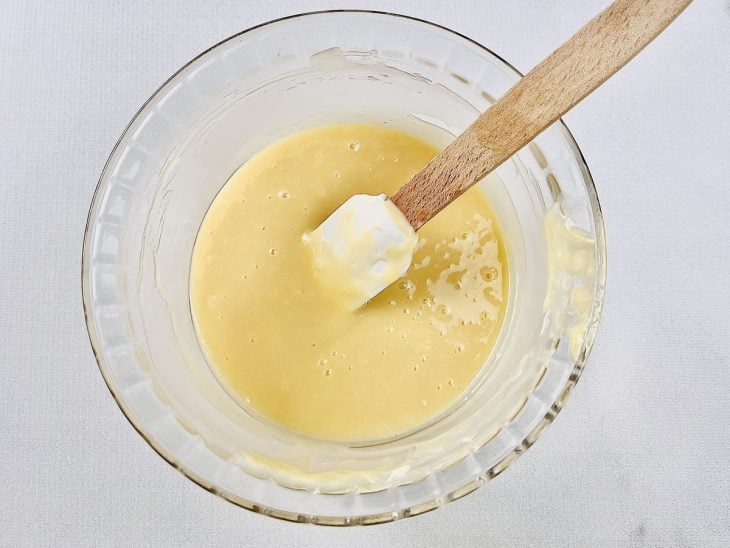 Chocolate derretido incorporado com creme de leite.