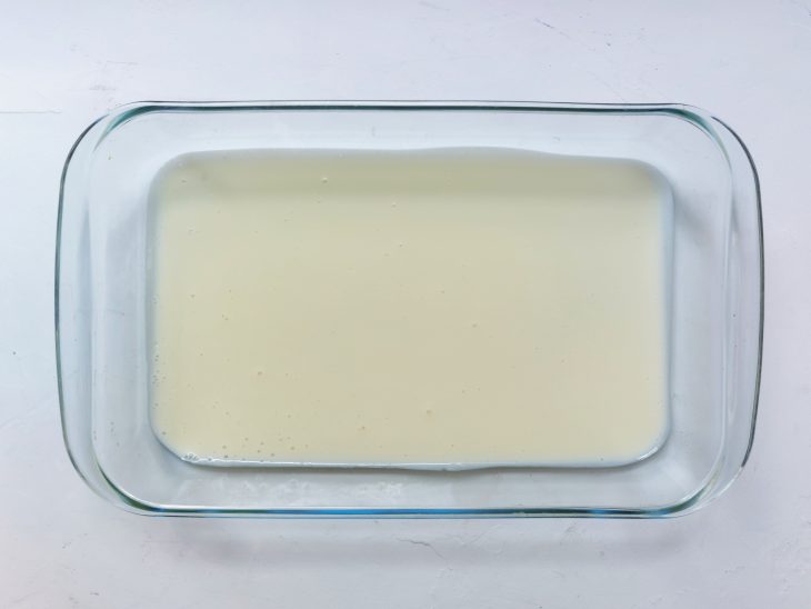 Refratário com uma camada do creme branco.