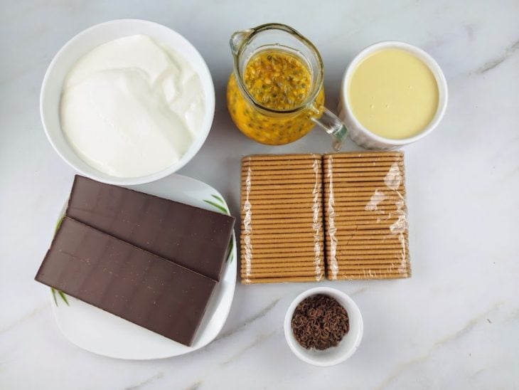 Ingredientes para o pavê de maracujá com chocolate.