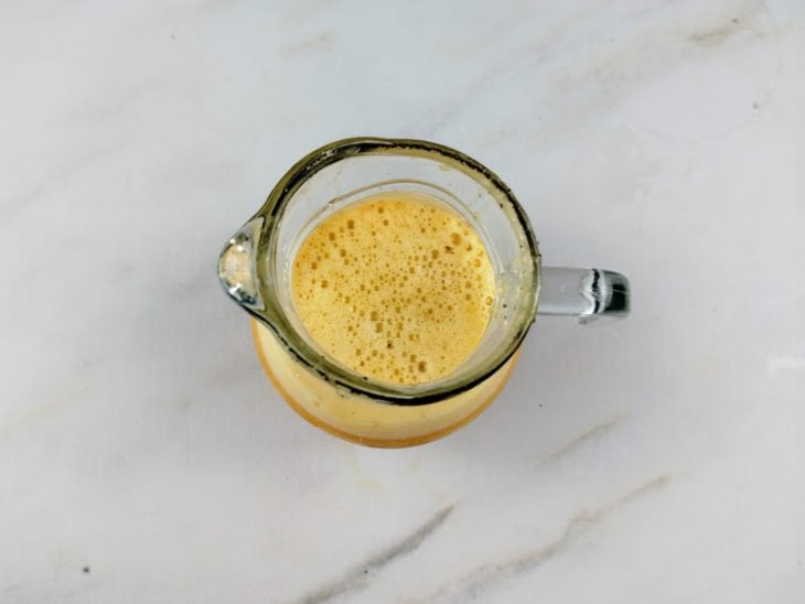 Suco de maracujá em uma jarra.