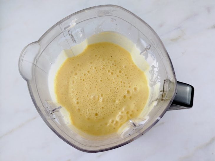 Creme de leite, leite condensado e suco de maracujá batidos no liquidificador.