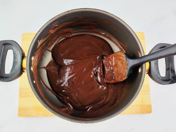 Ganache pronta em uma panela.