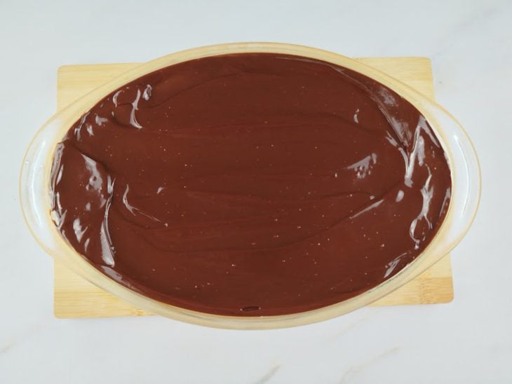 Ganache fria espalhada sobre o conteúdo do refratário.