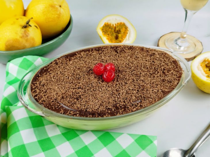 Pavê de maracujá finalizado com raspas de chocolate.