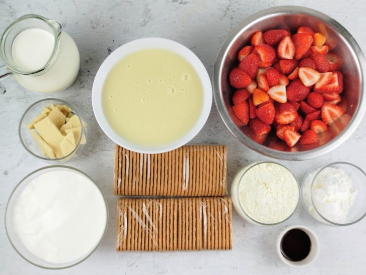 Ingredientes reunidos na bancada.