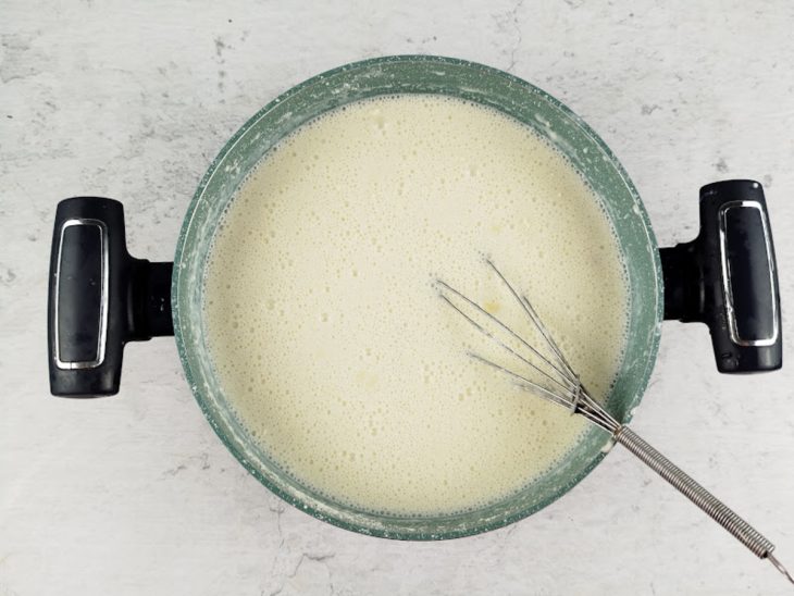 Panela com os ingredientes adicionados e incorporados.