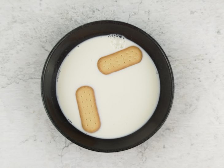 Biscoitos mergulhados no leite.