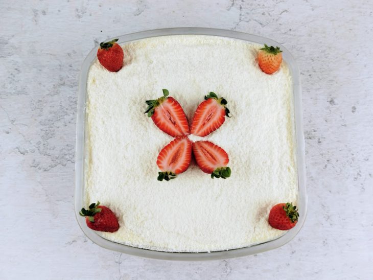 Pavê montado, decorado com morangos.