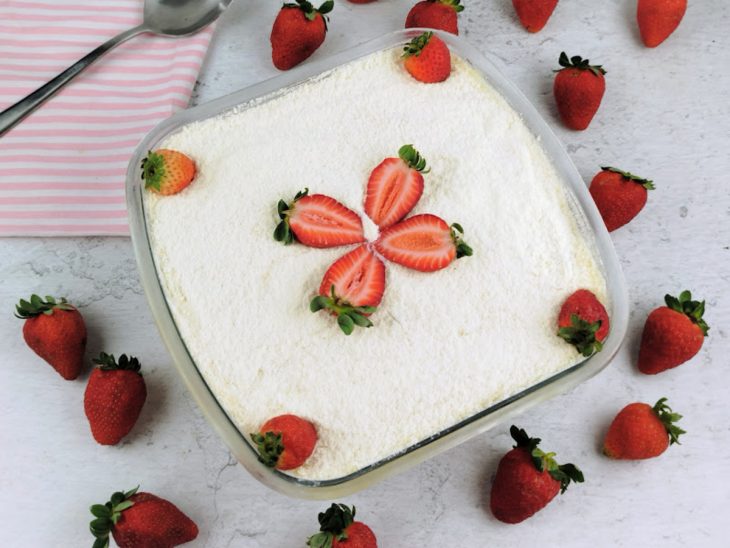 Pavê de morango com leite em pó pronto para ser servido.