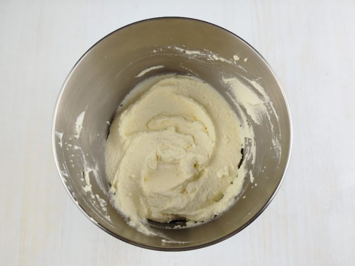Nata batida na tigela da batedeira.