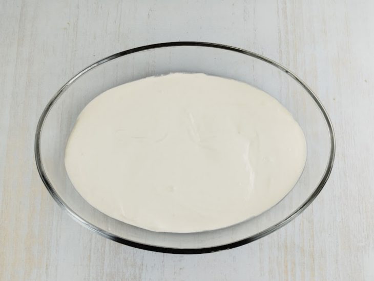 Creme espalhado no fundo da travessa.
