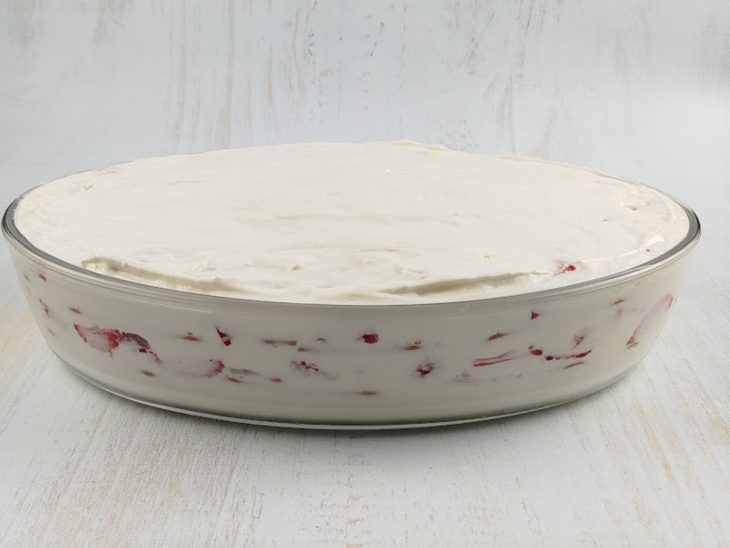 Pavê de morango simples após tempo de geladeira.