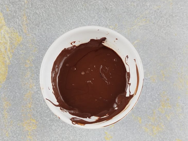 Chocolate sendo derretido no micro-ondas.