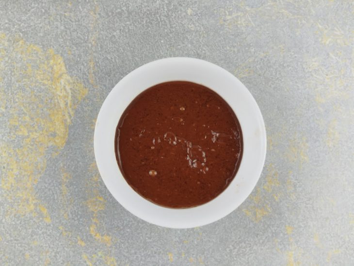Creme de leite sendo misturado ao chocolate.