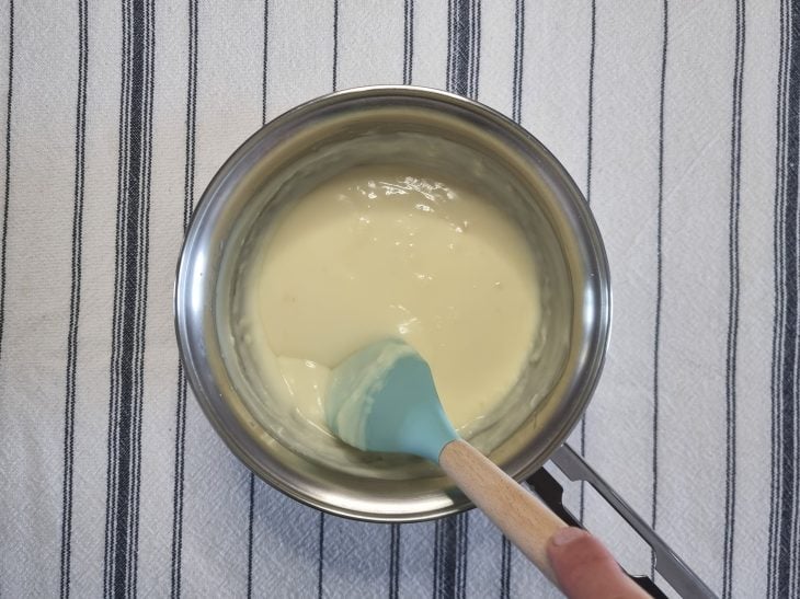 Creme branco mais consistente em uma panela.