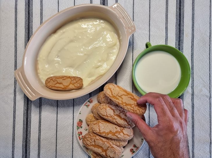 Camada de bolachas champanhe por cima do creme branco.