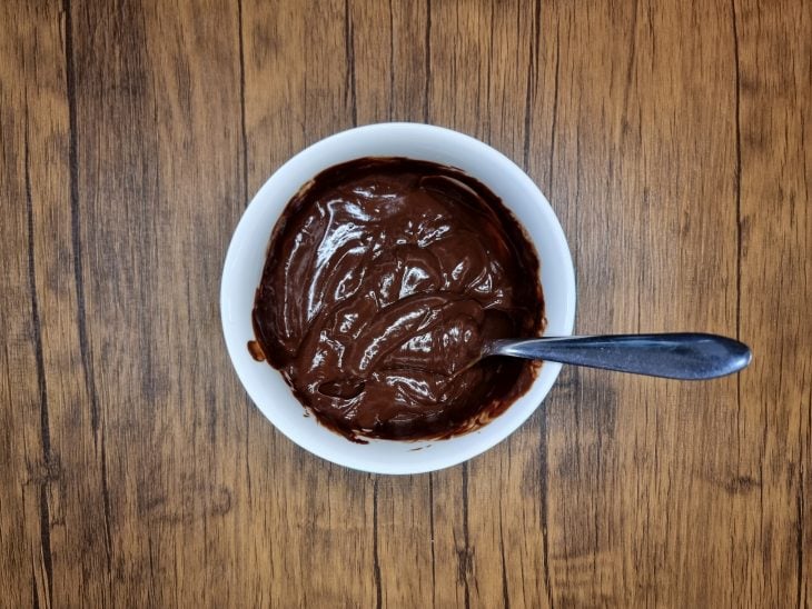 Ganache em um potinho branco.