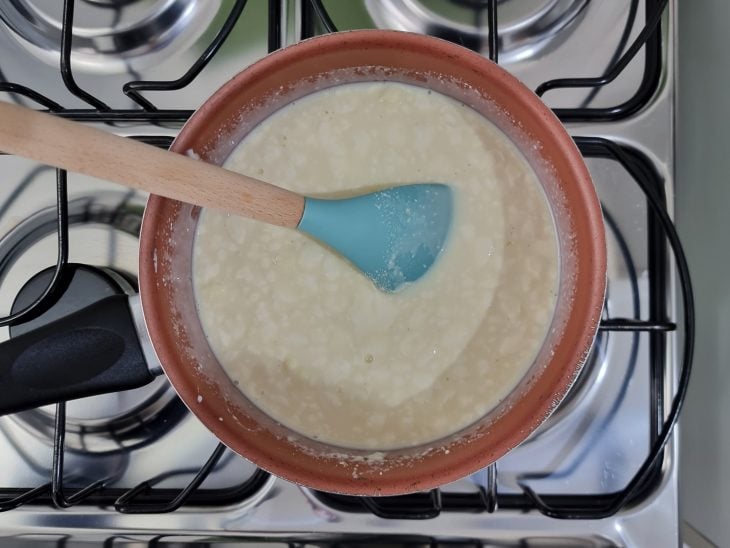 Panela com todos os ingredientes do creme branco misturados.