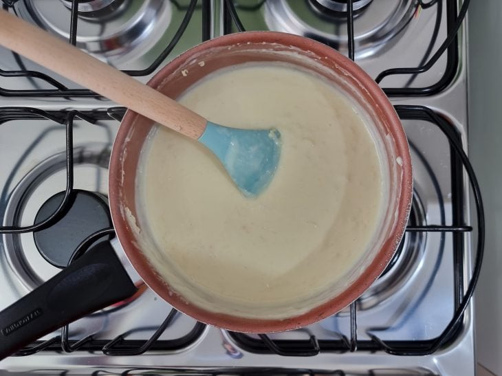 Panela com a mistura dos ingredientes do creme branco.