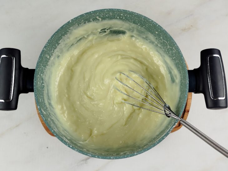 Creme de leite, manteiga e leite adicionados a panela.