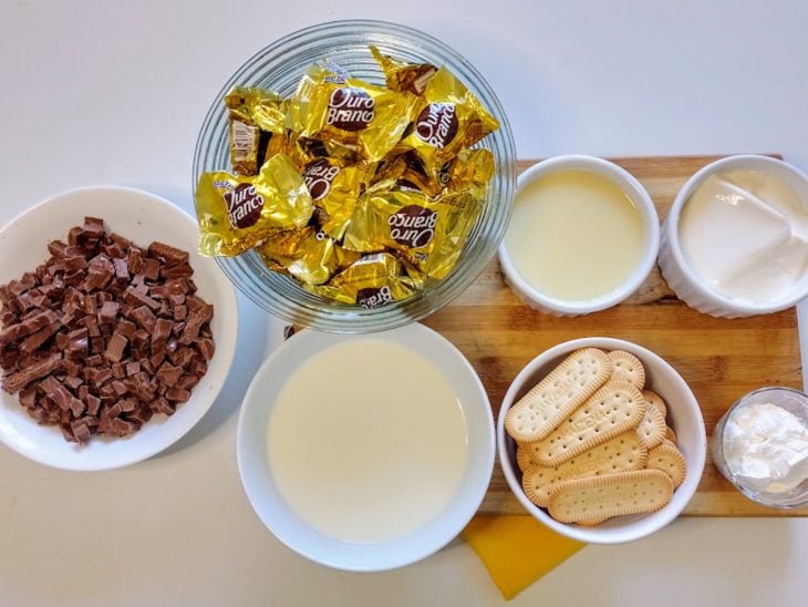 Uma bancada com os ingredientes separados.
