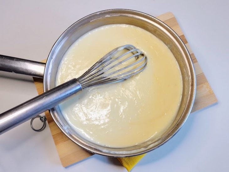 Uma panela contendo creme branco doce.