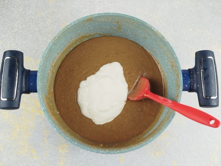 Creme de leite adicionado na panela.