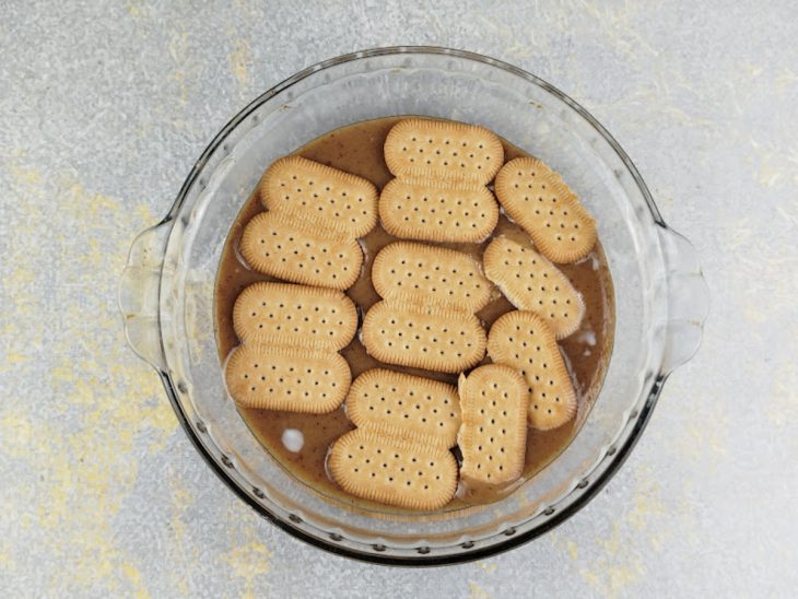 Camada de biscoitos feita sobre o creme.