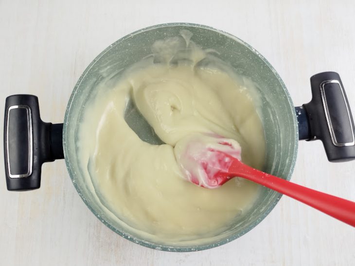 No fogo, a mistura já engrossada.