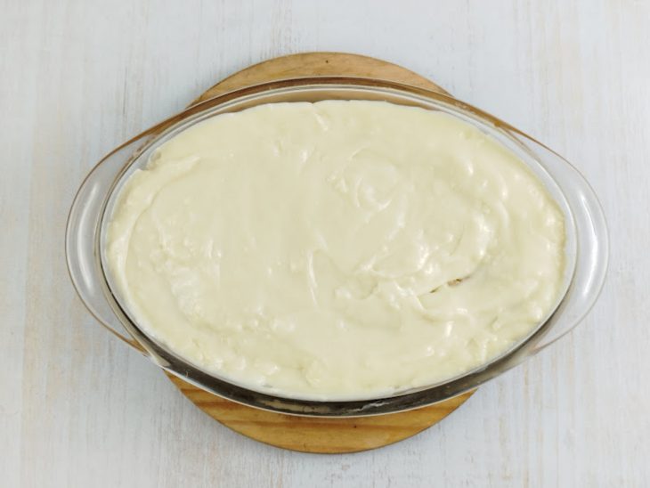 Na travessa, mais uma camada de creme branco.