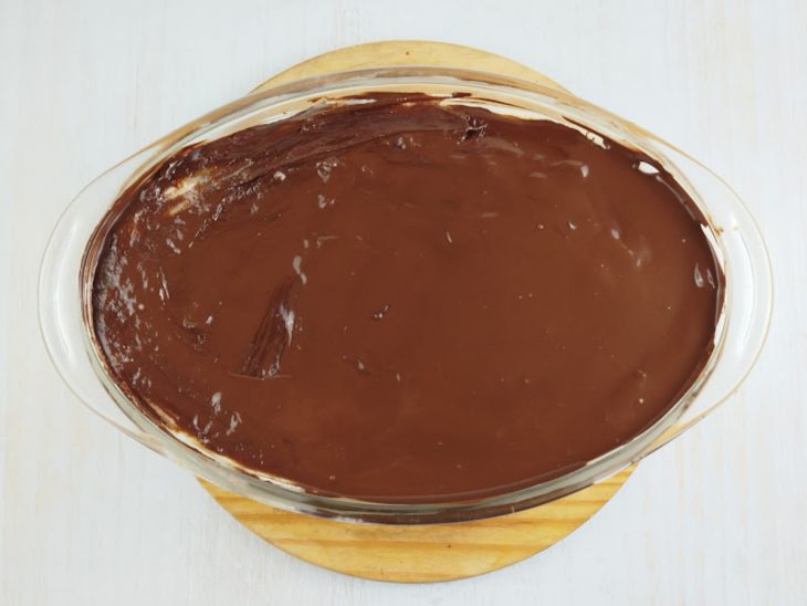 Na travessa, uma camada de chocolate derretido.
