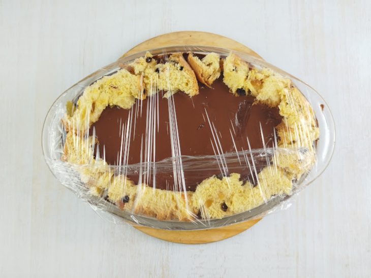 Pavê decorado com pedaços de panetone.