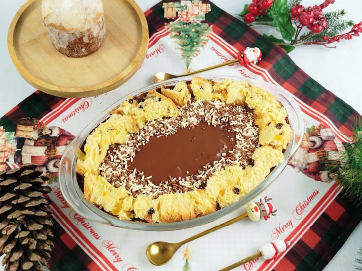 Pavê pronto, decorado e servido na travessa.