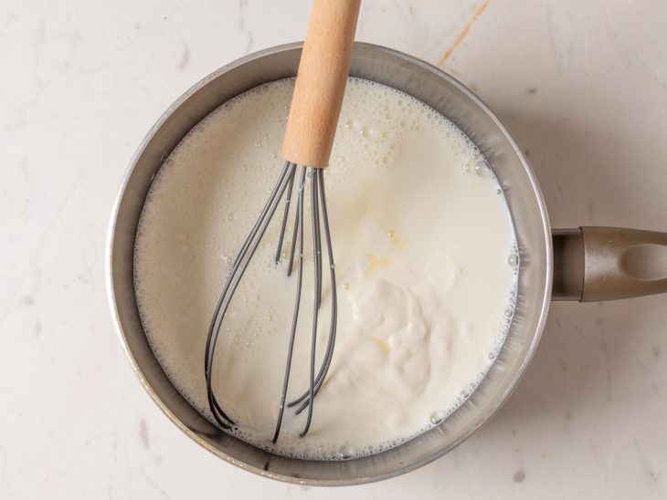 Creme de leite e leite condensado adicionados na panela.