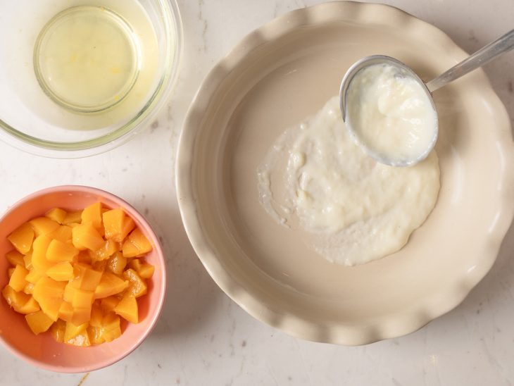Camada de creme colocada num recipiente.